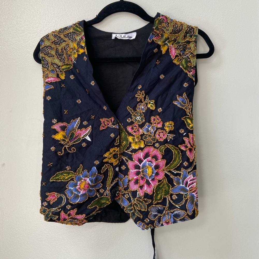 Vest with beaded flowers